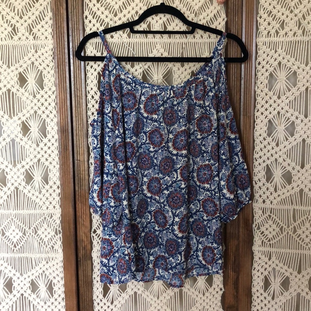 Off-the-shoulder, quarter cut sleeve blouse